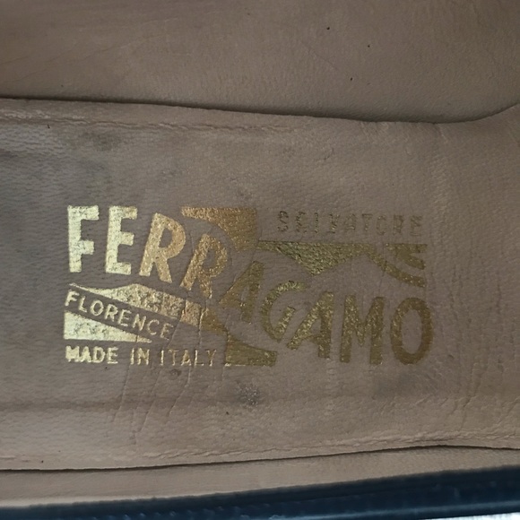 Ferragamo for Saks Fifth Avenue Navy Leather Embossed Pumps Sz Eu 42 US 10 B - Picture 4 of 16